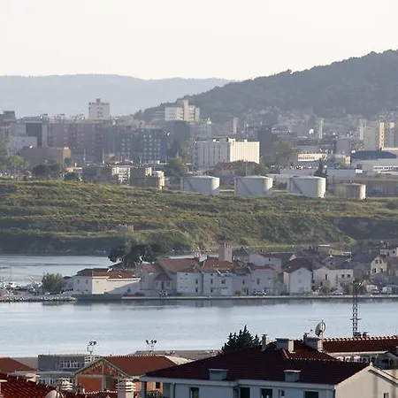 Fila I Jure شقة سولين