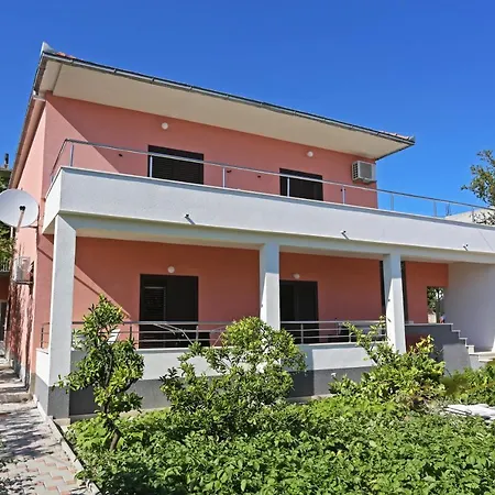 Fila I Jure شقة سولين